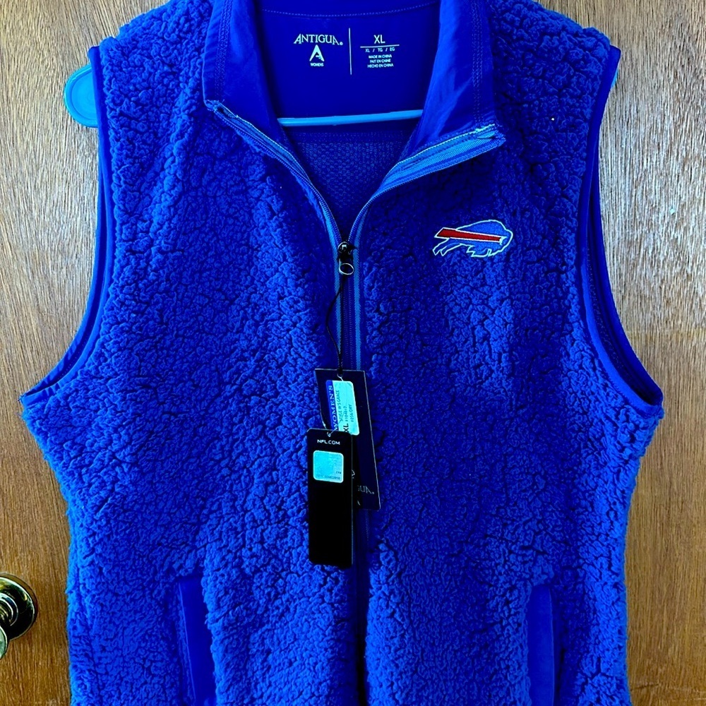 Buffalo Bills Vest
GO BILLS❤️💙
New with tags !!